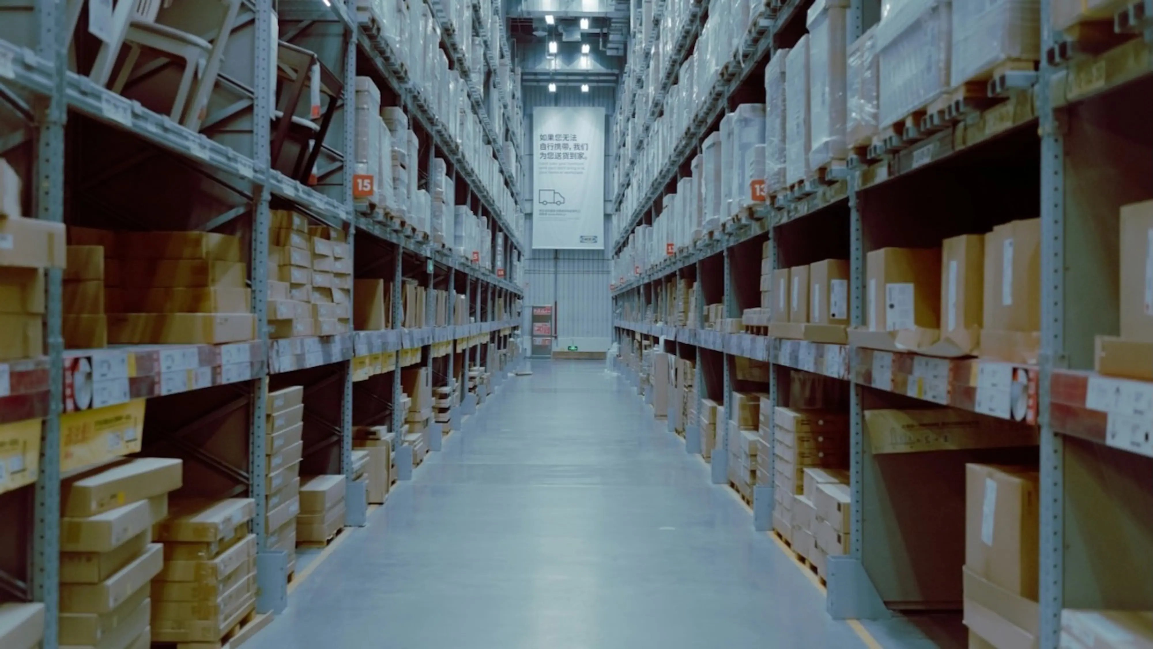 Retailer-Dilemma-Invest-or-Cut-Amidst-Chaos